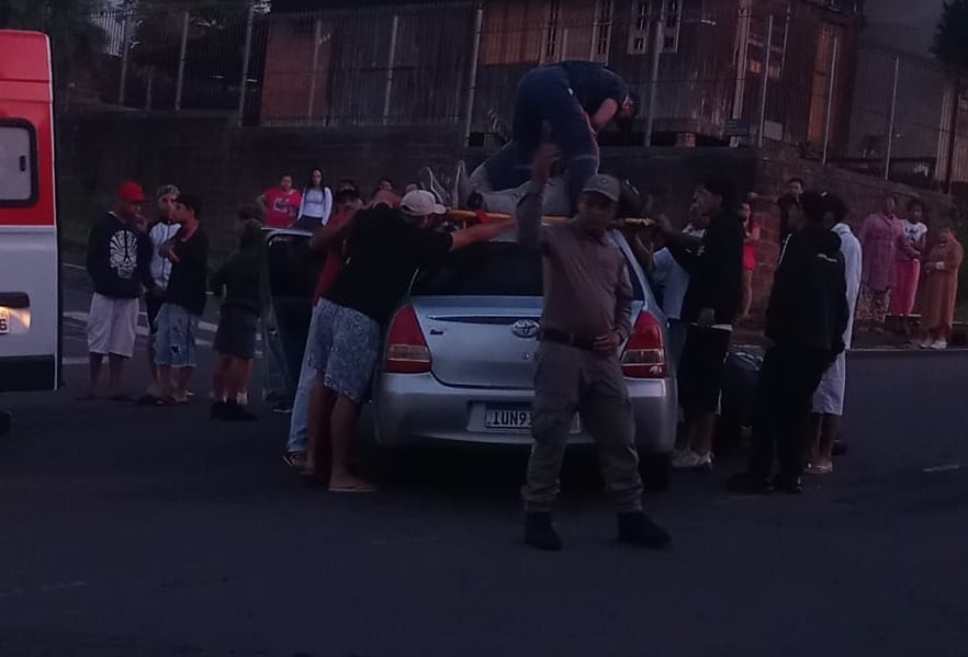 VÍDEO: Motociclista voa após colisão e cai no teto de carro no bairro Mariani, em Caxias do Sul