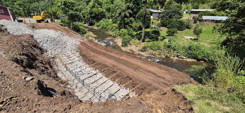 Obras de recuperação da Estrada do Vinho avançam em Caxias do Sul
