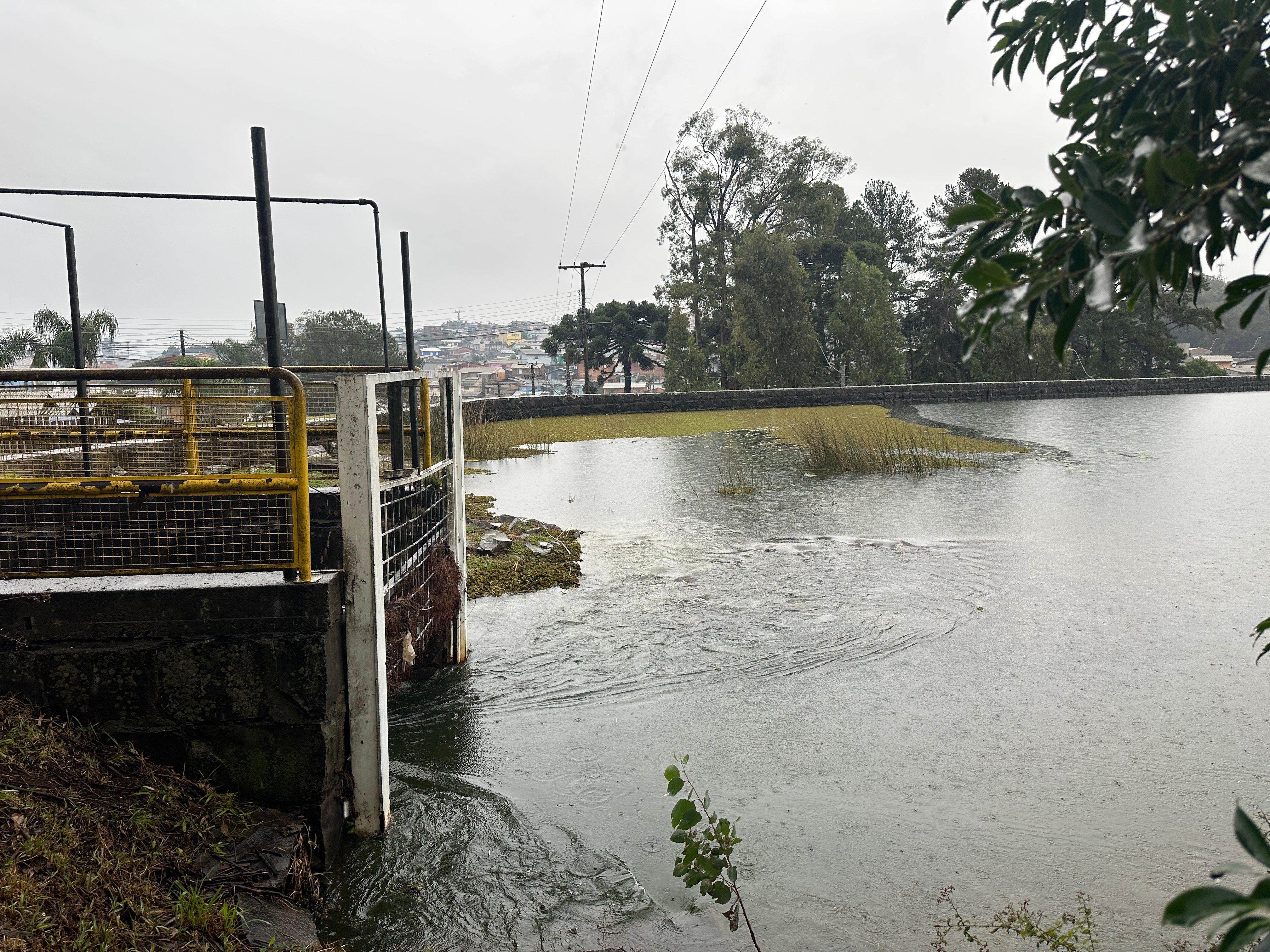 Comporta da represa São Miguel é aberta em medida preventiva contra chuvas fortes em Caxias do Sul