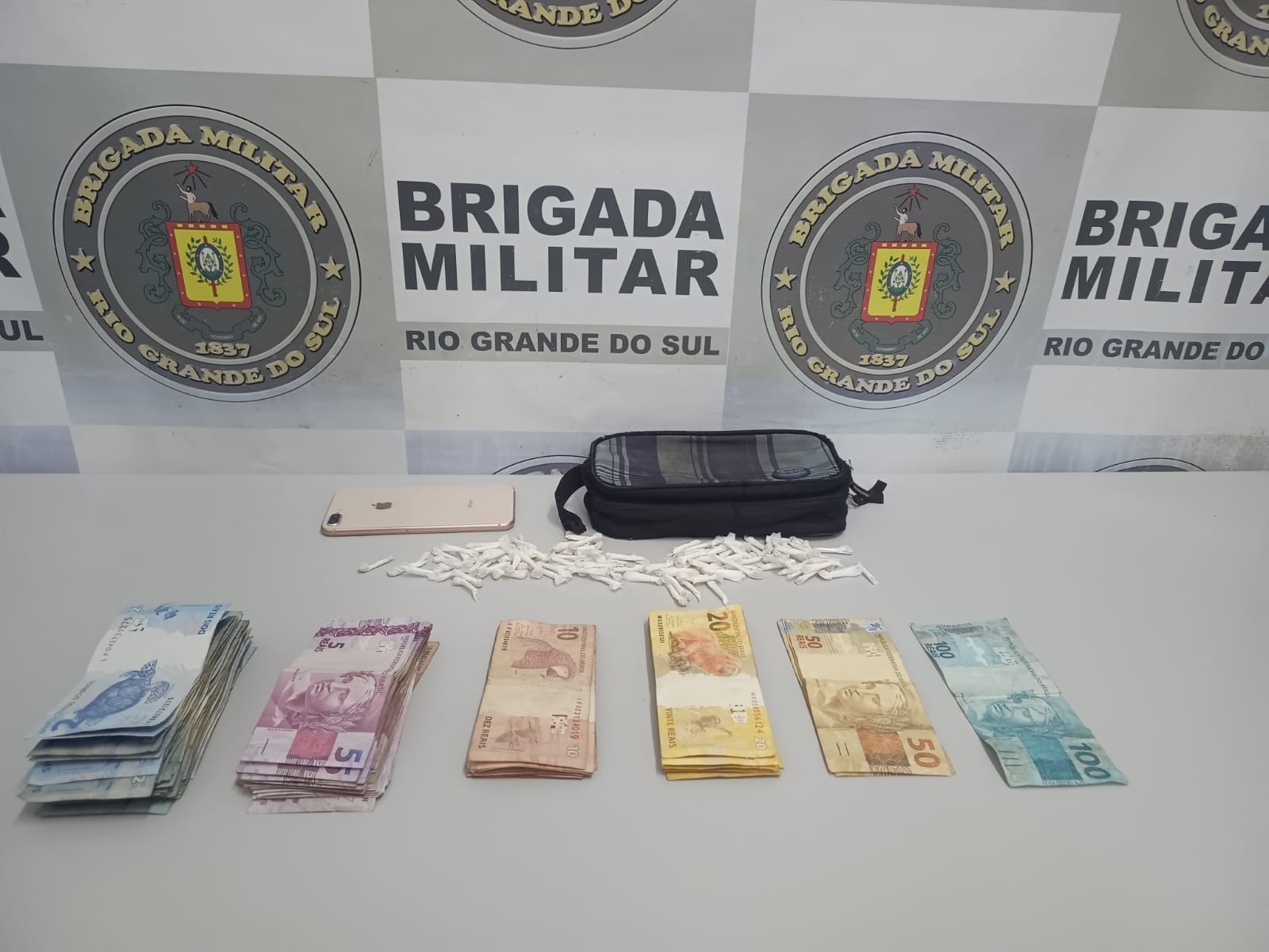 Mulher é presa com 96 porções de crack em Caxias do Sul