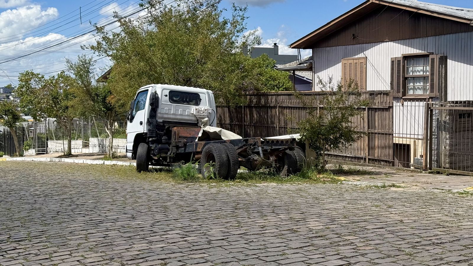 Prefeitura de Farroupilha notifica 56 proprietários por abandono de veículos