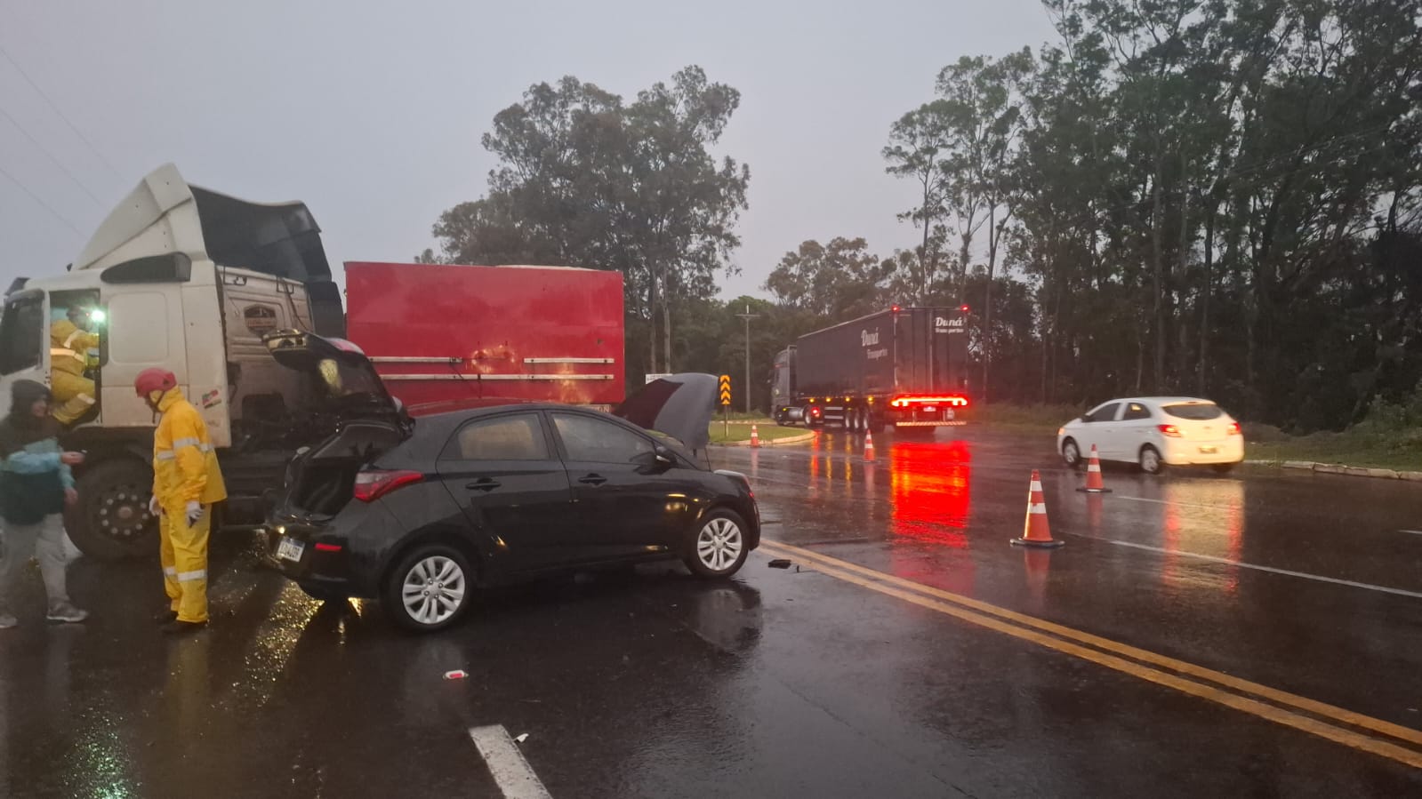 Acidente entre carro e caminhão deixa motorista ferido na Rota do Sol, em Caxias do Sul