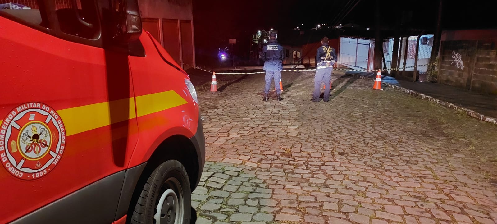 Muro desaba e derruba postes de energia no bairro Cidade Alta, em Bento Gonçalves