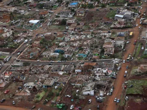 Tornado deixa ao menos seis mortos e mais de 400 feridos no Paraná