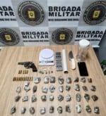 Com o casal forma encontradas drogas, armas, balança de precisão e uma faca. (Foto: 3º Bpat)