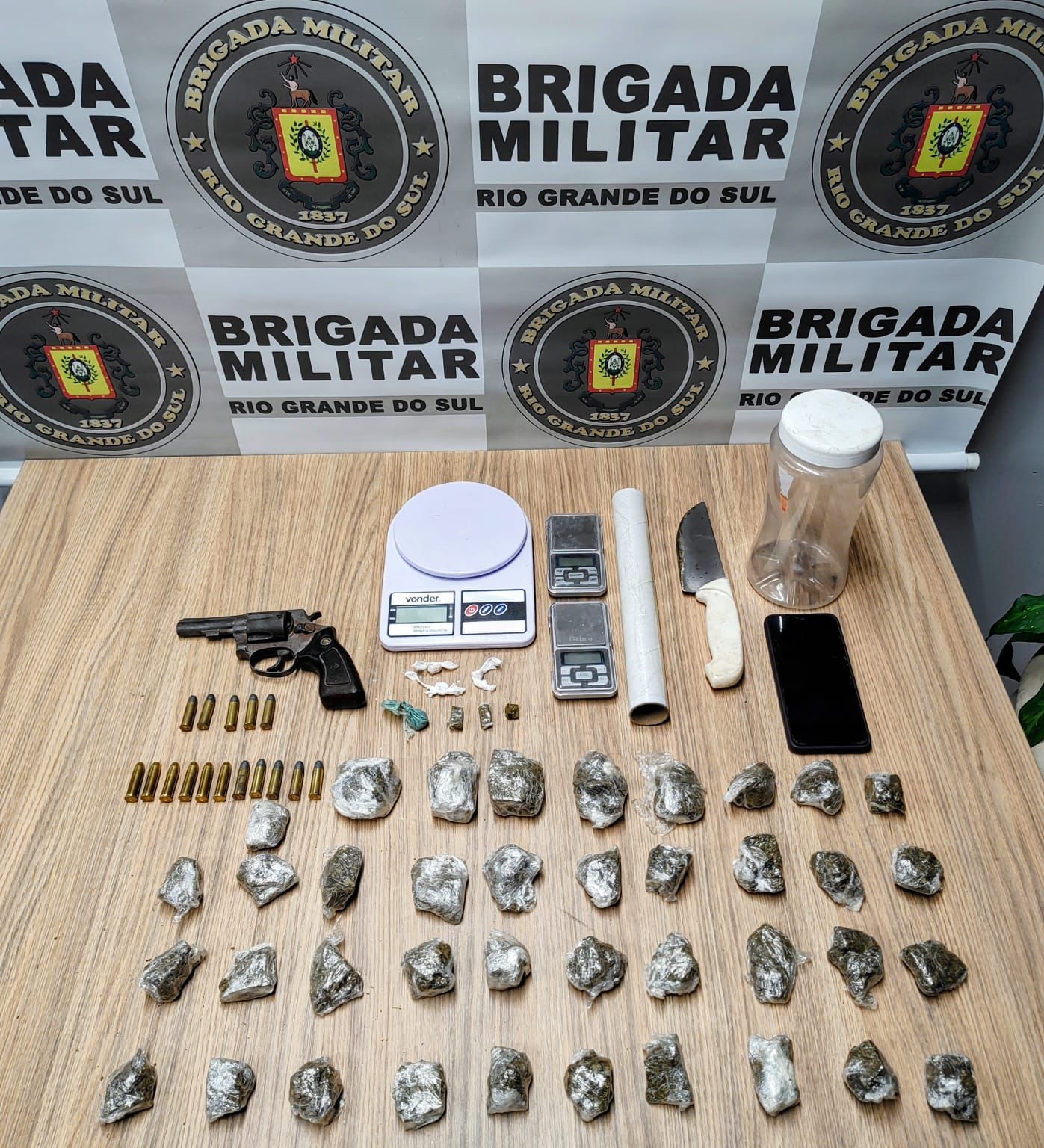 Com o casal forma encontradas drogas, armas, balança de precisão e uma faca. (Foto: 3º Bpat) Com o casal forma encontradas drogas, armas, balança de precisão e uma faca. (Foto: 3º Bpat)