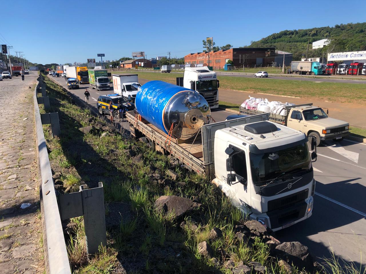 Motociclista fica ferida após colidir na traseira de caminhão na BR-470, em Garibaldi