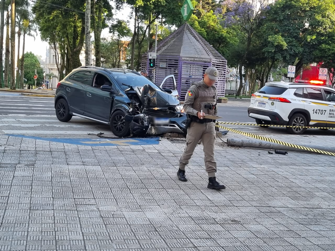 Motorista perde controle do veículo e derruba poste no centro de Caxias do Sul
