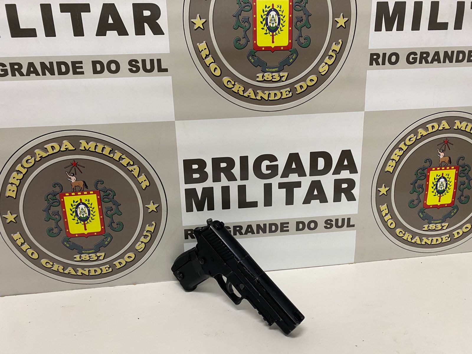 Suspeito é preso com simulacro de arma em Farroupilha