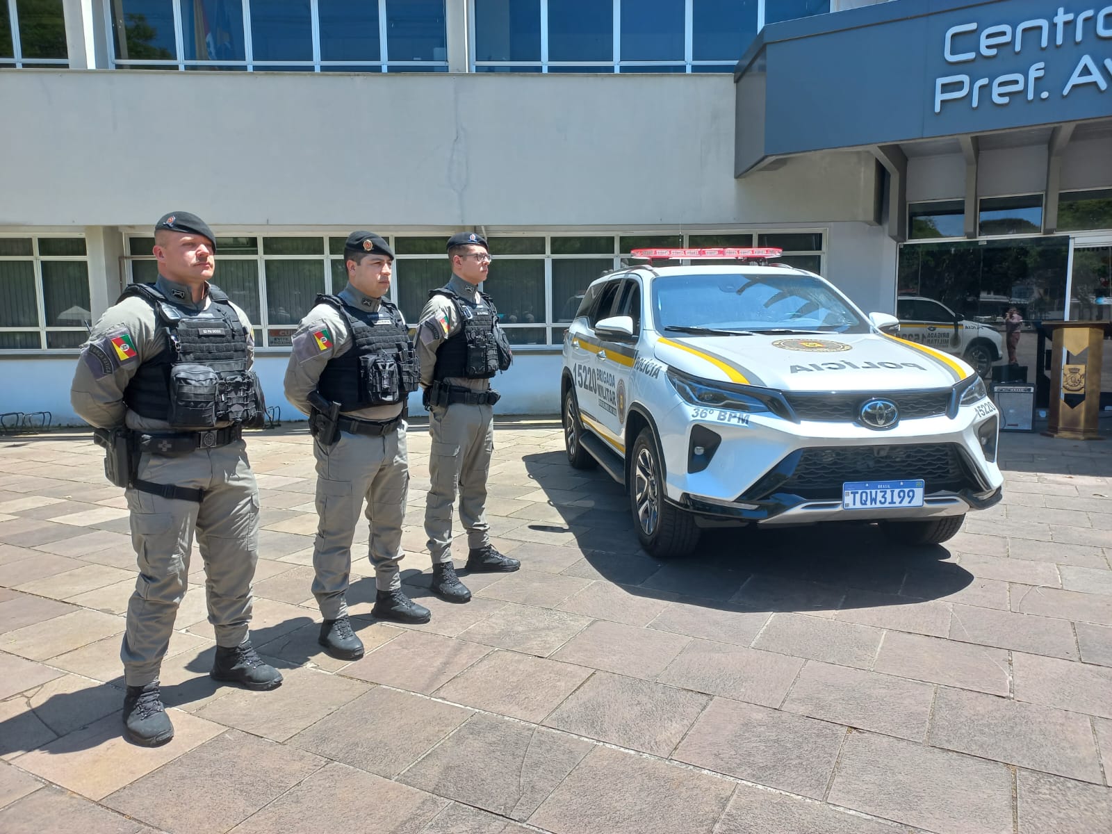 36º BPM recebe viaturas semi-blindadas do governo do RS