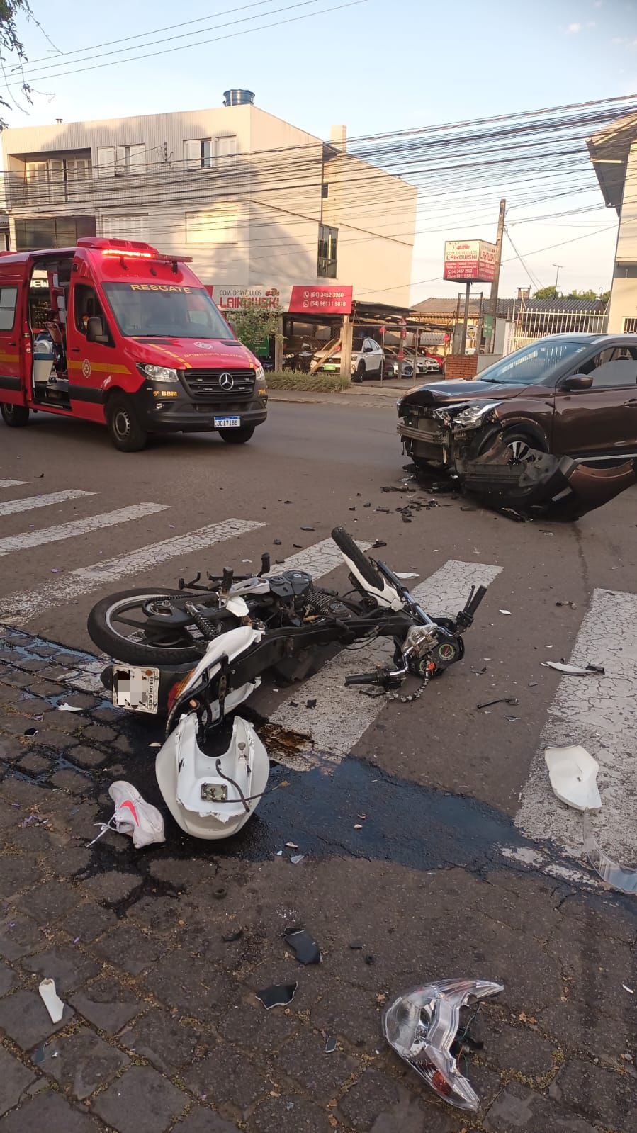 Motociclista quebra a perna em acidente com carro em Bento Gonçalves