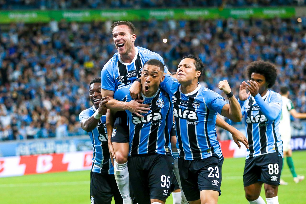 Grêmio vence o Palmeiras de virada e sobe na tabela do Campeonato Brasileiro