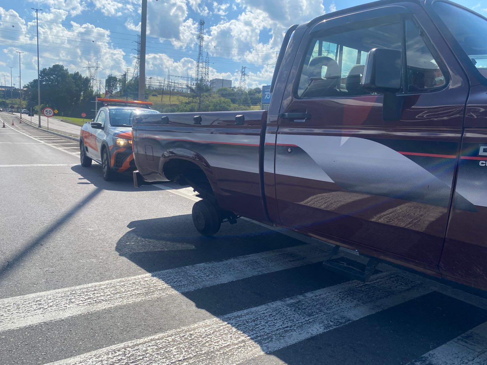 Roda se solta de veículo em movimento na ERS-122 em Farroupilha