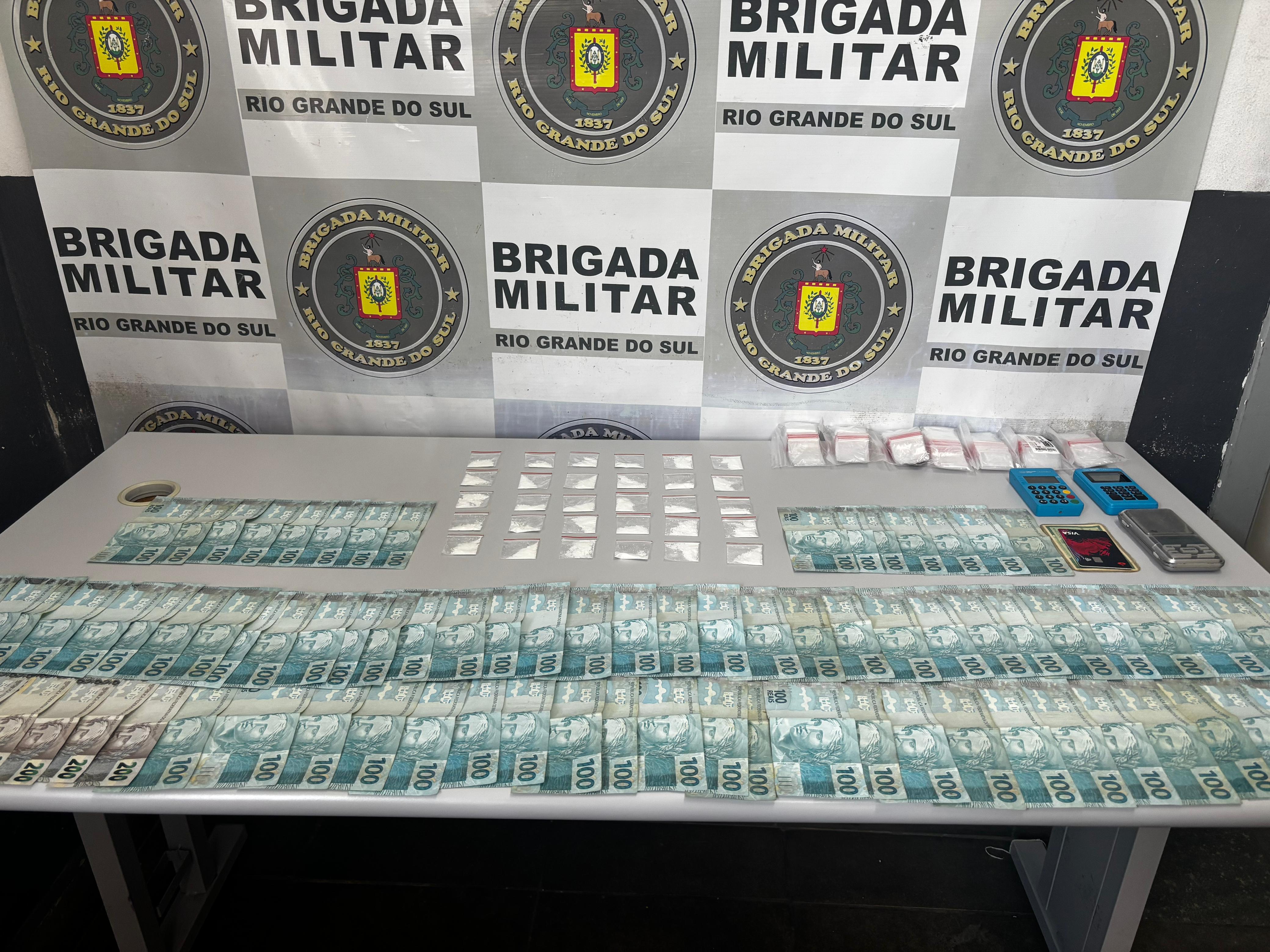 4º BPChq apreende 30 porções de cocaína e R$ 9100 em espécie em Caxias do Sul