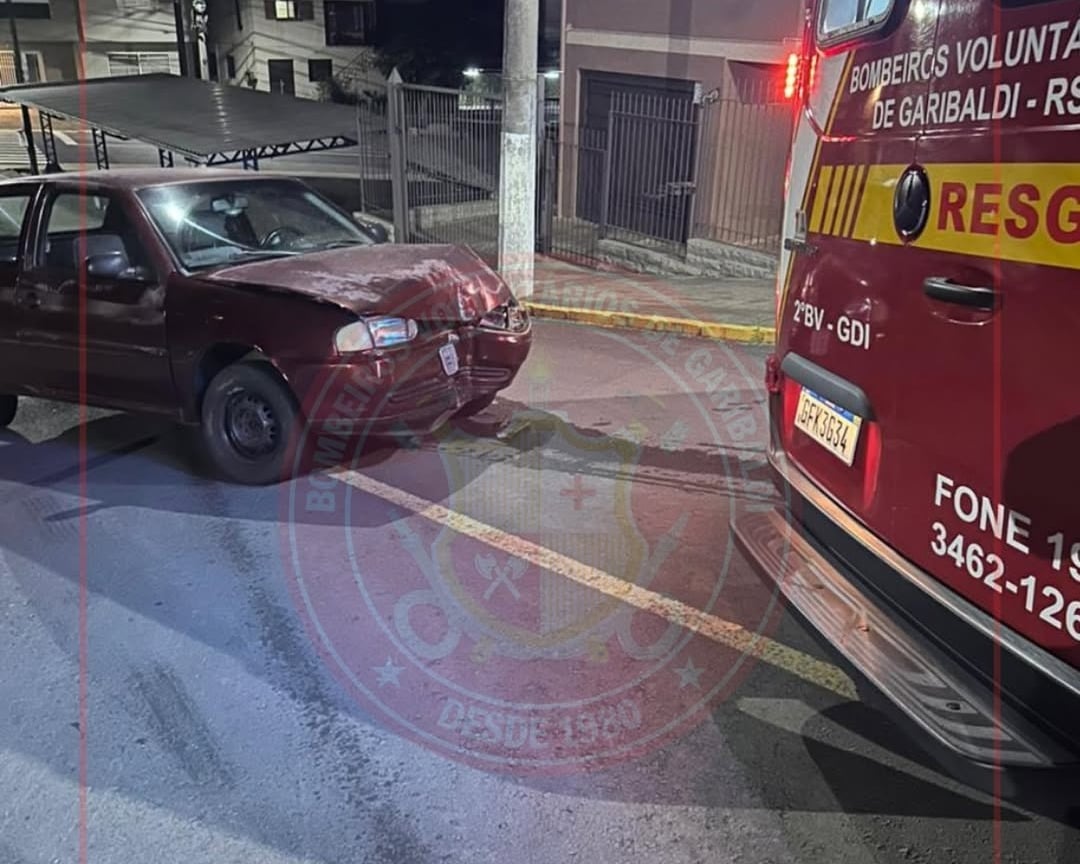 Mulher fica ferida em colisão com poste em Garibaldi