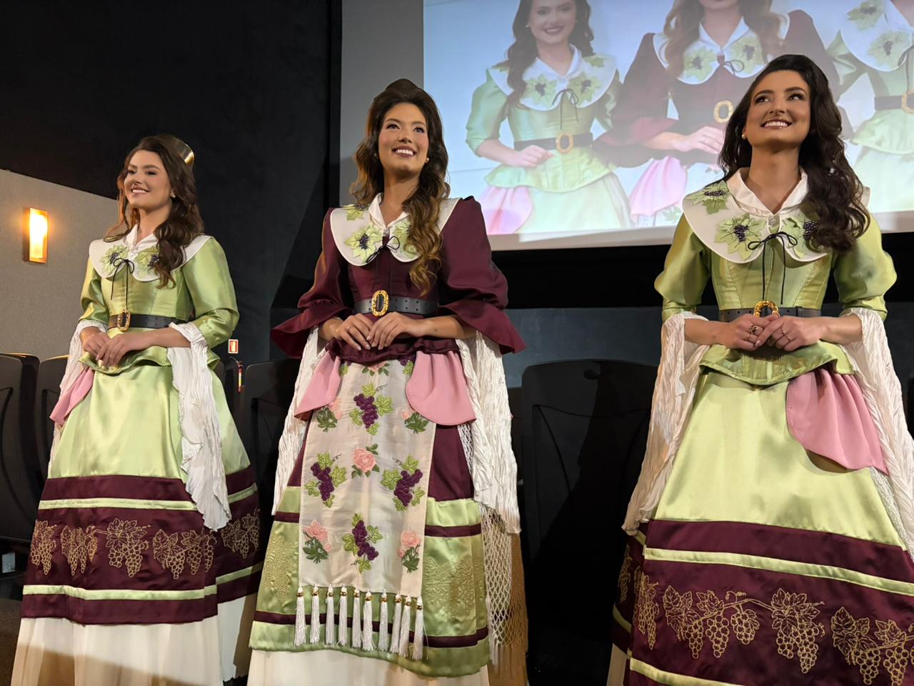 Vestidos da rainha e princesas da Festa Nacional da Uva 2026 são apresentados em Caxias do Sul