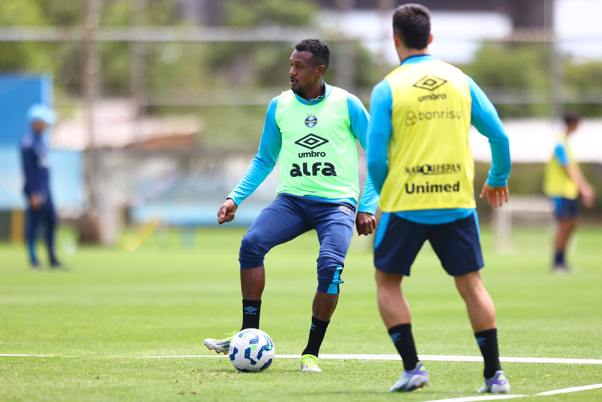 Grêmio acerta renovação de contrato com Edenilson