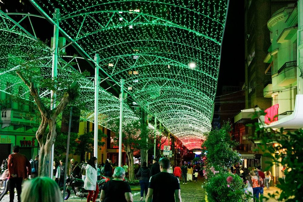 Enquete: O Túnel de LED da Júlio, em Caxias, deve ficar ou sair depois do Natal?