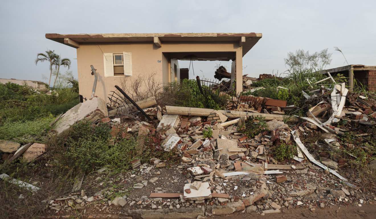 Casa destruída após desastre natural, entulho e vegetação. Casa destruída após desastre natural, entulho e vegetação.