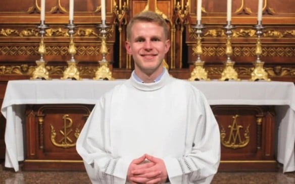 Eduardo Cantelli, de 27 anos, agora é padre.