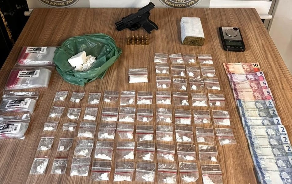 Dois homens são presos por tráfico e porte ilegal de arma no Centro de Garibaldi