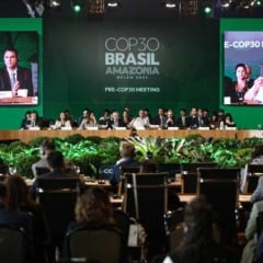 Conferência COP30 Brasil Amazônia Belém 2025: Pré-COP30 Meeting. Painel com líderes e público presente.
