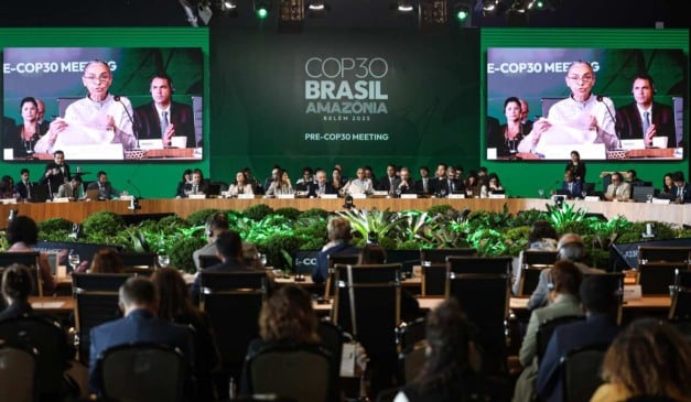 Conferência COP30 Brasil Amazônia Belém 2025: Pré-COP30 Meeting. Painel com líderes e público presente.
