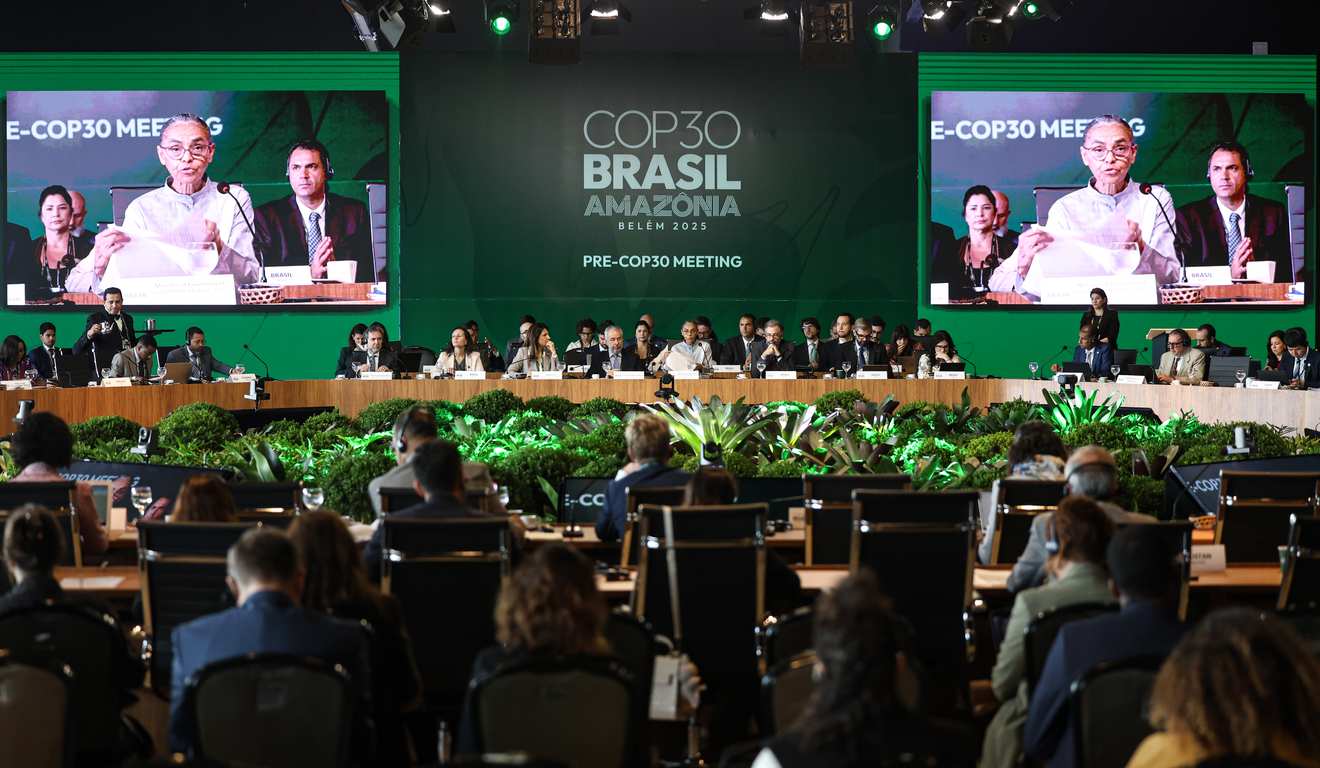 Conferência COP30 Brasil Amazônia Belém 2025: Pré-COP30 Meeting. Painel com líderes e público presente. Conferência COP30 Brasil Amazônia Belém 2025: Pré-COP30 Meeting. Painel com líderes e público presente.