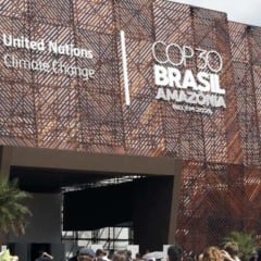 Belém (PA), 12/11/2025 - Pessoas em frente a fachada do pavilhão, chegam para participar de plenárias na COP30. Foto: Bruno Peres/Agência Brasil
