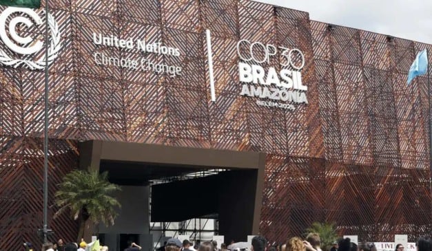 Belém (PA), 12/11/2025 - Pessoas em frente a fachada do pavilhão, chegam para participar de plenárias na COP30. Foto: Bruno Peres/Agência Brasil