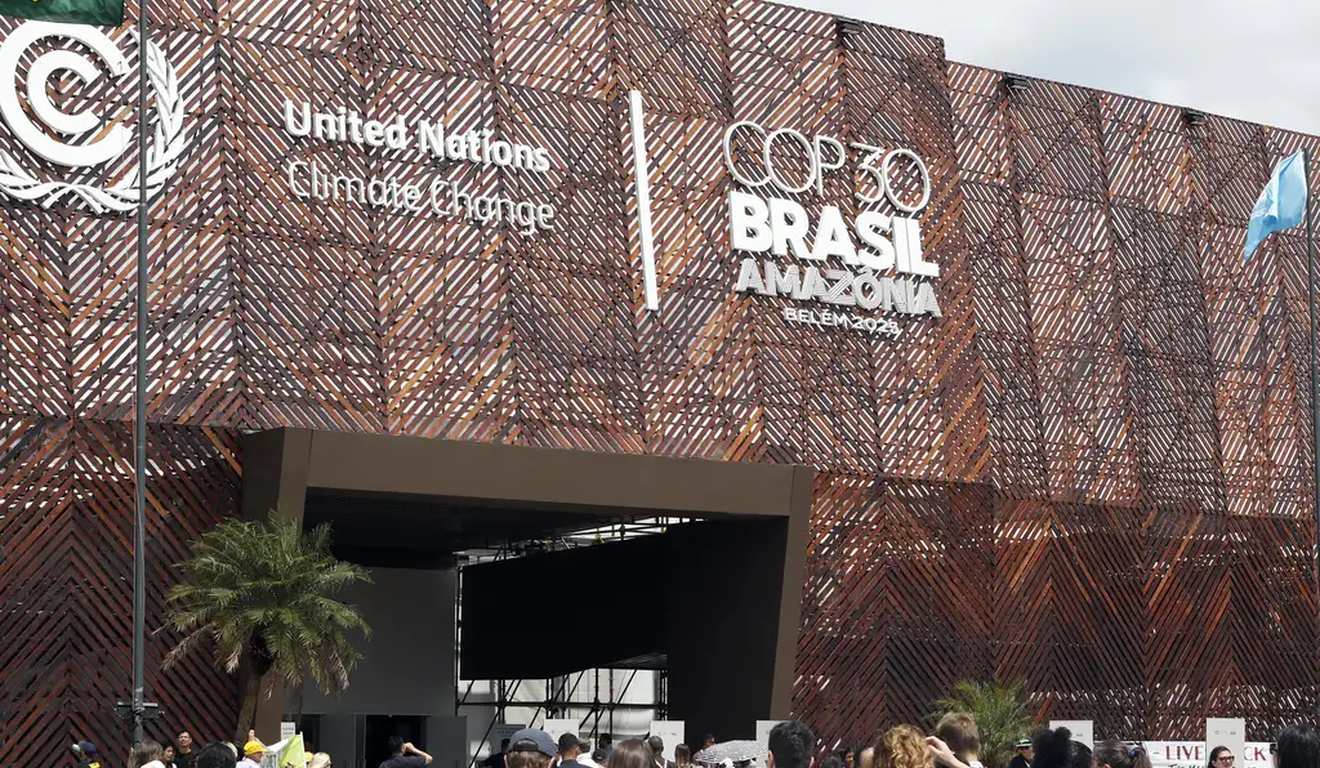 Belém (PA), 12/11/2025 - Pessoas em frente a fachada do pavilhão, chegam para participar de plenárias na COP30. Foto: Bruno Peres/Agência Brasil