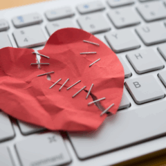  A prática envolve quadrilhas que criam relacionamentos virtuais falsos e convencem as vítimas a pagar taxas inexistentes. (Foto: Ilustração)