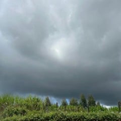 Conforme a MetSul Meteorologia, o sistema frontal mudou o tempo com chuva, raios e vento. (Foto: Reprodução)