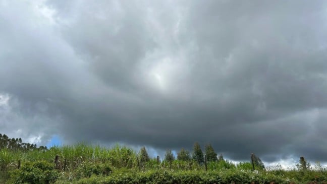 Conforme a MetSul Meteorologia, o sistema frontal mudou o tempo com chuva, raios e vento. (Foto: Reprodução)