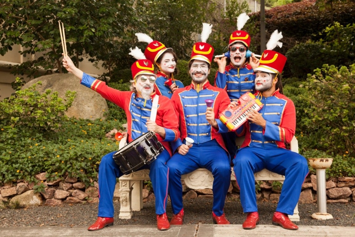 Às 19h, a Orquestra de Brinquedos entra em cena, marcando oficialmente a abertura do Reconectar a Arte dentro da programação natalina da cidade. (Foto: Reprodução) Às 19h, a Orquestra de Brinquedos entra em cena, marcando oficialmente a abertura do Reconectar a Arte dentro da programação natalina da cidade. (Foto: Reprodução)