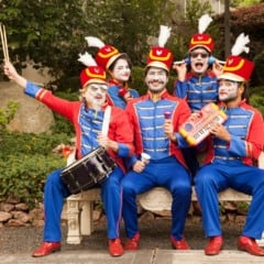 Às 19h, a Orquestra de Brinquedos entra em cena, marcando oficialmente a abertura do Reconectar a Arte dentro da programação natalina da cidade. (Foto: Reprodução)