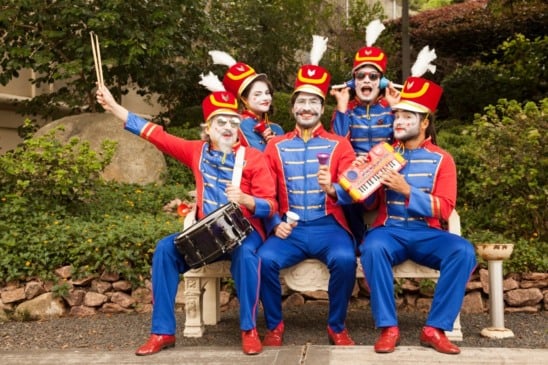 Às 19h, a Orquestra de Brinquedos entra em cena, marcando oficialmente a abertura do Reconectar a Arte dentro da programação natalina da cidade. (Foto: Reprodução)