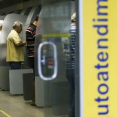 Idosos e pessoas com pouca familiaridade com tecnologia enfrentam os maiores desafios com o fechamento das agências. (Foto: © Marcelo Camargo/Agência Brasil)