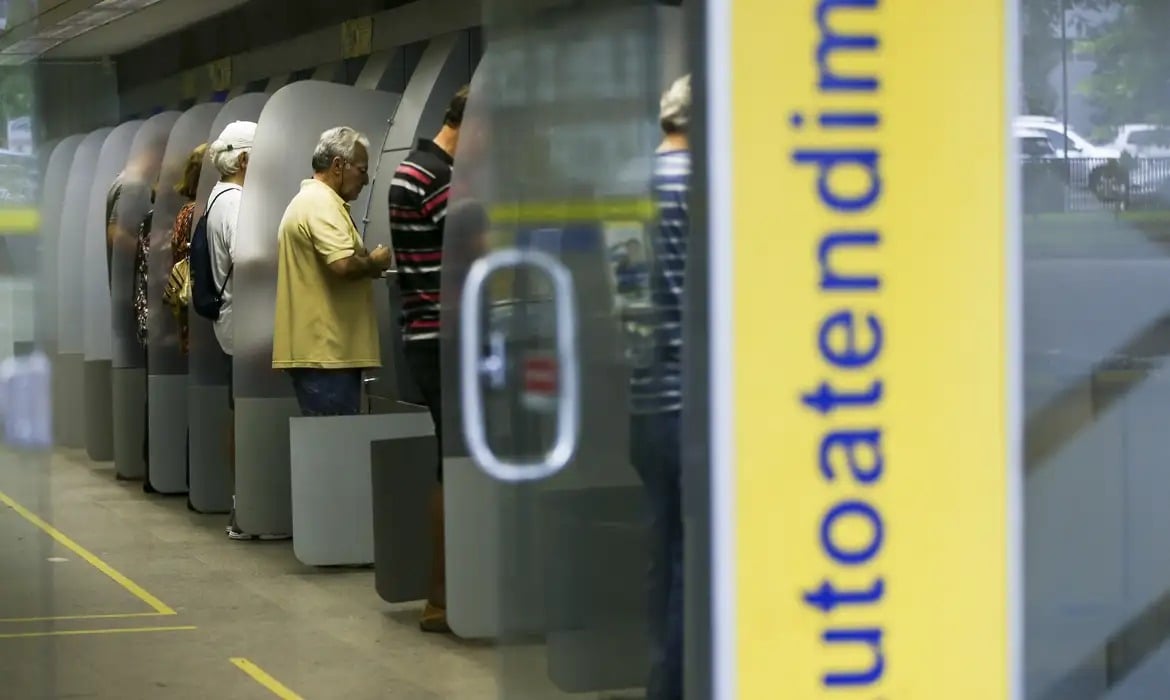 Idosos e pessoas com pouca familiaridade com tecnologia enfrentam os maiores desafios com o fechamento das agências. (Foto: © Marcelo Camargo/Agência Brasil)