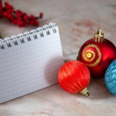 Imagem de Natal com enfeites e bloco de notas