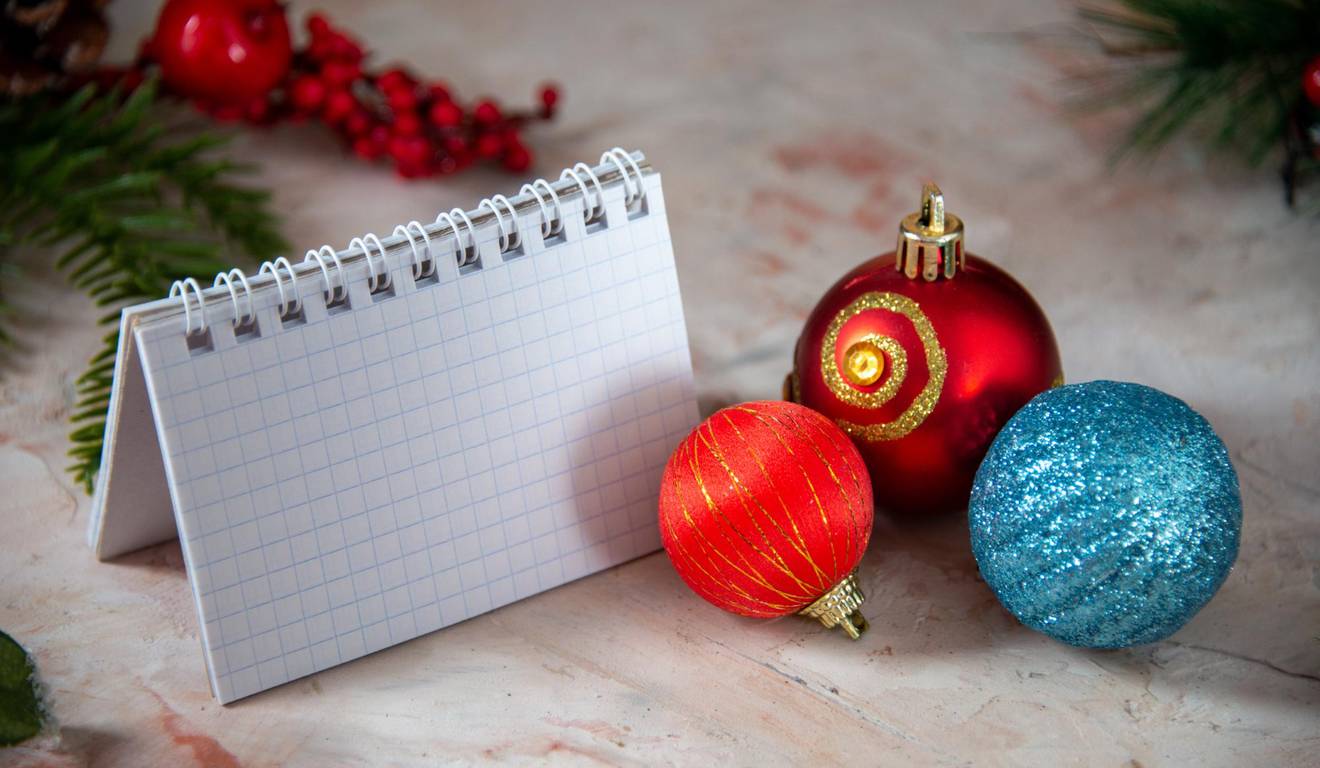 Imagem de Natal com enfeites e bloco de notas Imagem de Natal com enfeites e bloco de notas