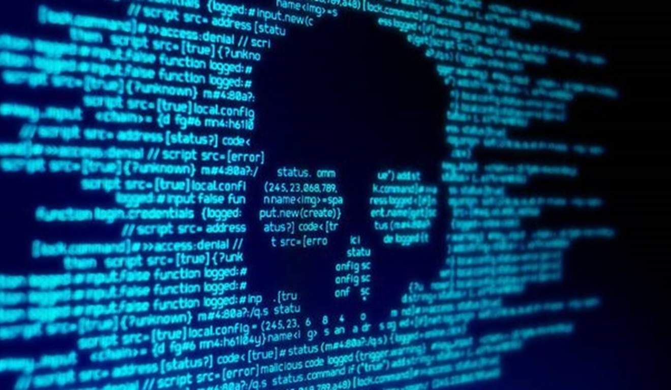 Imagem mostrando código de computador em tom azul com uma silhueta de caveira, simbolizando cibersegurança e hacking.