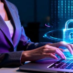 Mulher trabalhando no laptop com um cadeado digital, representando segurança cibernética.