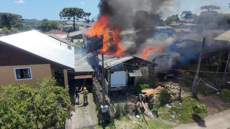 Incêndio destrói quatro casas em Canela e deixa famílias desabrigadas