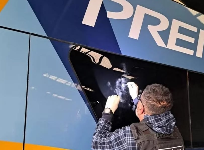 Ataque ao ônibus do Grêmio: Justiça aceita denúncia e põe 11 réus na mira por associação criminosa