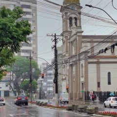 Fios emaranhados geram poluição visual no Centro de Bento Gonçalves.
