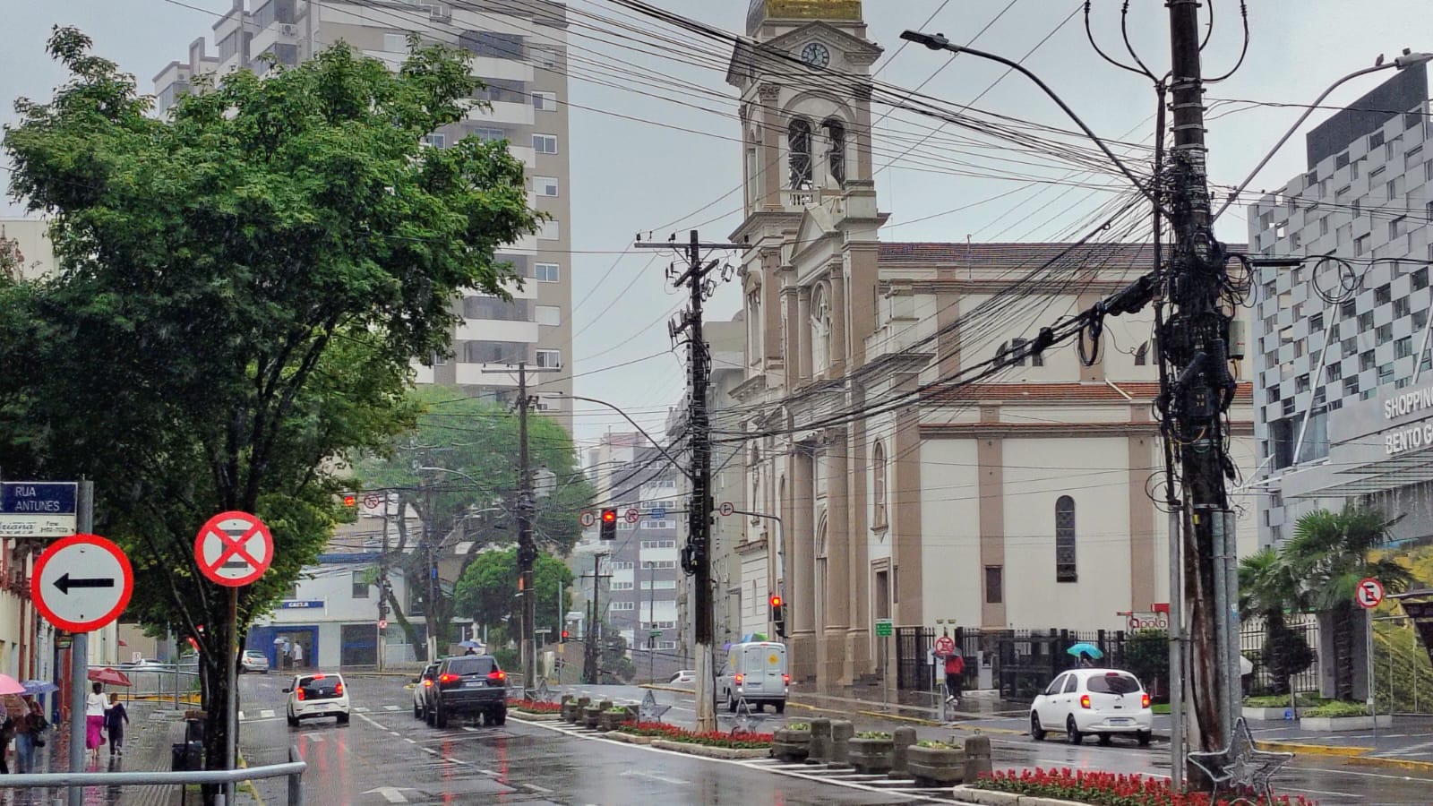 Fios soltos e emaranhados seguem sem solução rápida em Bento Gonçalves