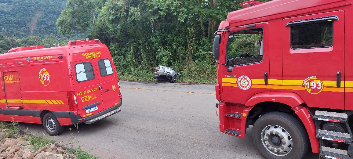 Motorista perde controle e colide contra barranco na ERS-431, em Bento Gonçalves
