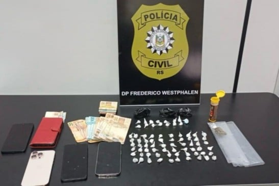 Foram apreendidas 75 porções de cocaína, já embaladas e prontas para a venda. (Foto: Divulgação)