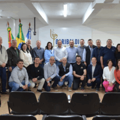 (Foto: Roberto Nichetti) Momento da entrega dos documentos à deputada na Câmara de Garibaldi